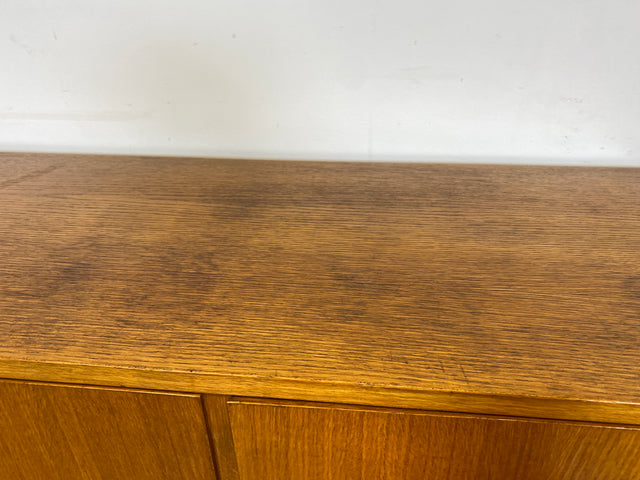 Schöner heller 60er Jahre Wäscheschrank in Eiche mit Regelböden & ausziehbarer Kleiderstange I Schrank Kleiderschrank Flurschrank Garderobe Highboard Mid-Century Vintage I