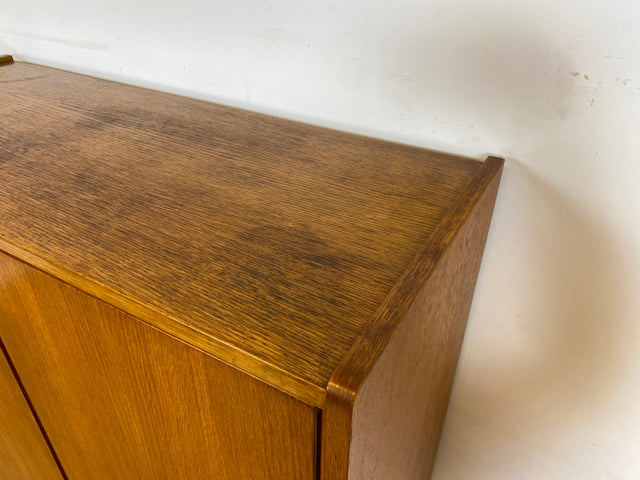 Schöner heller 60er Jahre Wäscheschrank in Eiche mit Regelböden & ausziehbarer Kleiderstange I Schrank Kleiderschrank Flurschrank Garderobe Highboard Mid-Century Vintage I