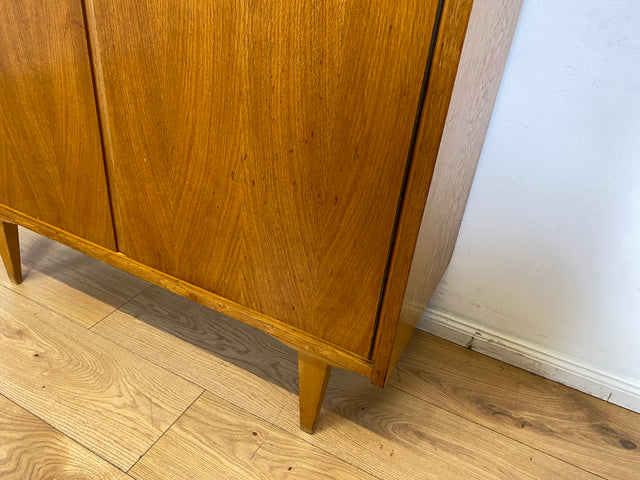 Schöner heller 60er Jahre Wäscheschrank in Eiche mit Regelböden & ausziehbarer Kleiderstange I Schrank Kleiderschrank Flurschrank Garderobe Highboard Mid-Century Vintage I