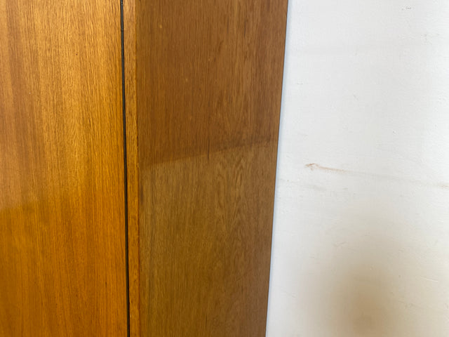 Schöner heller 60er Jahre Wäscheschrank in Eiche mit Regelböden & ausziehbarer Kleiderstange I Schrank Kleiderschrank Flurschrank Garderobe Highboard Mid-Century Vintage I