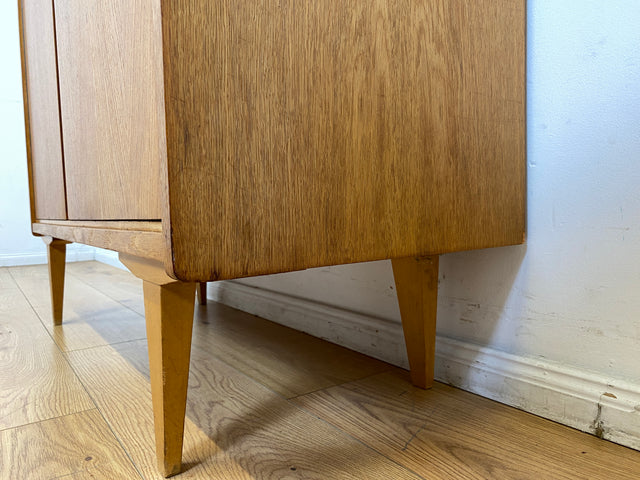 Schöner heller 60er Jahre Wäscheschrank in Eiche mit Regelböden & ausziehbarer Kleiderstange I Schrank Kleiderschrank Flurschrank Garderobe Highboard Mid-Century Vintage I
