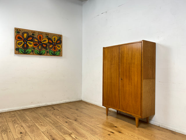 Schöner heller 60er Jahre Wäscheschrank in Eiche mit Regelböden & ausziehbarer Kleiderstange I Schrank Kleiderschrank Flurschrank Garderobe Highboard Mid-Century Vintage I