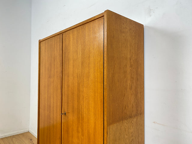 Schöner heller 60er Jahre Wäscheschrank in Eiche mit Regelböden & ausziehbarer Kleiderstange I Schrank Kleiderschrank Flurschrank Garderobe Highboard Mid-Century Vintage I