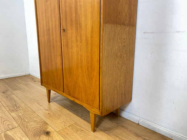 Schöner heller 60er Jahre Wäscheschrank in Eiche mit Regelböden & ausziehbarer Kleiderstange I Schrank Kleiderschrank Flurschrank Garderobe Highboard Mid-Century Vintage I