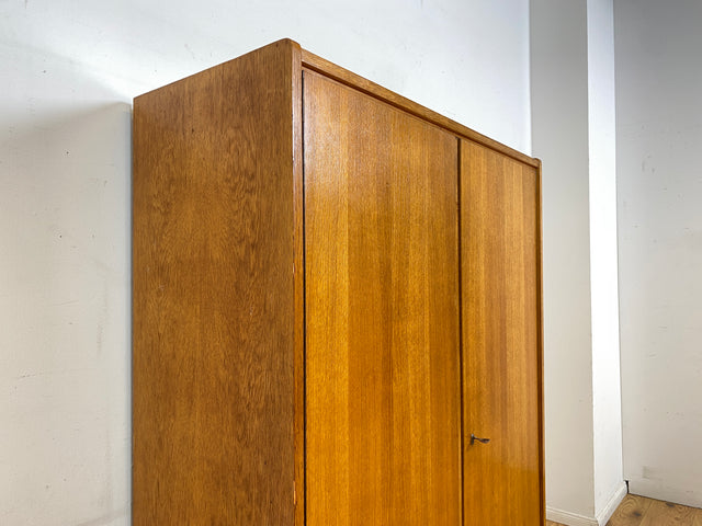 Schöner heller 60er Jahre Wäscheschrank in Eiche mit Regelböden & ausziehbarer Kleiderstange I Schrank Kleiderschrank Flurschrank Garderobe Highboard Mid-Century Vintage I