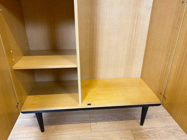 Minimalistischer heller 70er Jahre Schrank mit Kleiderstange & Böden I Garderobenschrank Wäscheschrank Kleiderschrank Schrank Flurschrank Wardrobe Garderobe Retro Vintage I