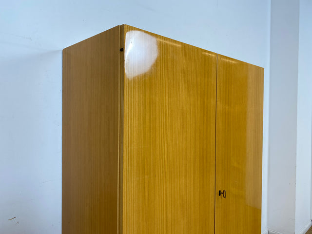 Minimalistischer heller 70er Jahre Schrank mit Kleiderstange & Böden I Garderobenschrank Wäscheschrank Kleiderschrank Schrank Flurschrank Wardrobe Garderobe Retro Vintage I