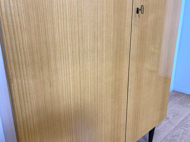 Minimalistischer heller 70er Jahre Schrank mit Kleiderstange & Böden I Garderobenschrank Wäscheschrank Kleiderschrank Schrank Flurschrank Wardrobe Garderobe Retro Vintage I