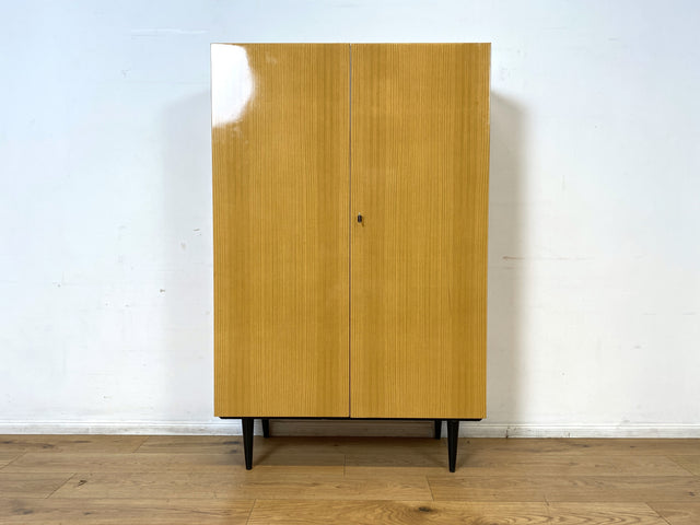 Minimalistischer heller 70er Jahre Schrank mit Kleiderstange & Böden I Garderobenschrank Wäscheschrank Kleiderschrank Schrank Flurschrank Wardrobe Garderobe Retro Vintage I