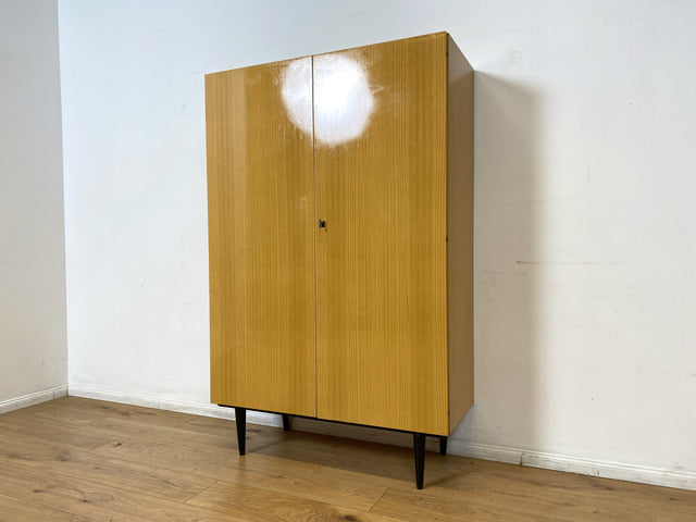 Minimalistischer heller 70er Jahre Schrank mit Kleiderstange & Böden I Garderobenschrank Wäscheschrank Kleiderschrank Schrank Flurschrank Wardrobe Garderobe Retro Vintage I