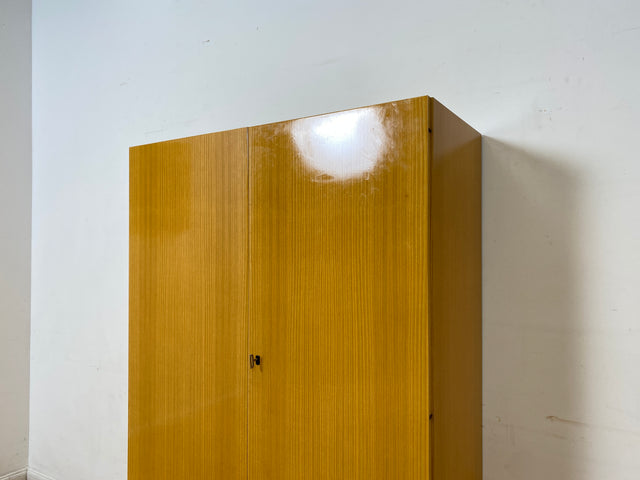 Minimalistischer heller 70er Jahre Schrank mit Kleiderstange & Böden I Garderobenschrank Wäscheschrank Kleiderschrank Schrank Flurschrank Wardrobe Garderobe Retro Vintage I