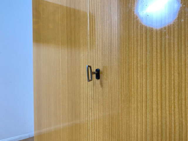 Minimalistischer heller 70er Jahre Schrank mit Kleiderstange & Böden I Garderobenschrank Wäscheschrank Kleiderschrank Schrank Flurschrank Wardrobe Garderobe Retro Vintage I