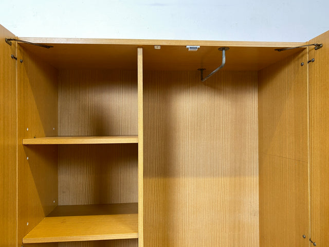 Minimalistischer heller 70er Jahre Schrank mit Kleiderstange & Böden I Garderobenschrank Wäscheschrank Kleiderschrank Schrank Flurschrank Wardrobe Garderobe Retro Vintage I