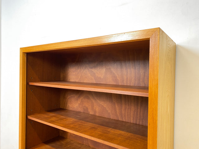 WMK I Hochwertiger heller Mid-Century Bücherschrank von Musterring aus vollem Holz mit Schubladen