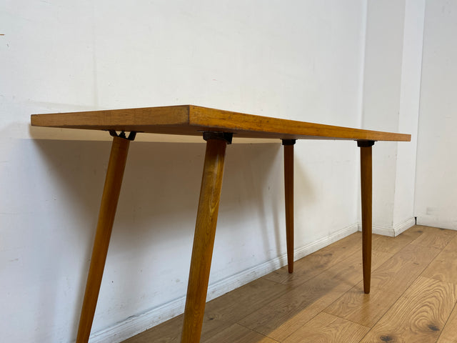 Minimalistischer heller Mid-Century Couchtisch mit Intarsien und zeittypischen konischen Tischfüßen