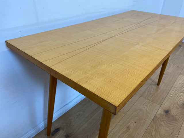 Minimalistischer heller Mid-Century Couchtisch mit Intarsien und zeittypischen konischen Tischfüßen