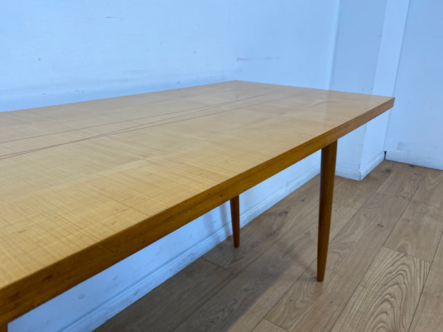 Minimalistischer heller Mid-Century Couchtisch mit Intarsien und zeittypischen konischen Tischfüßen