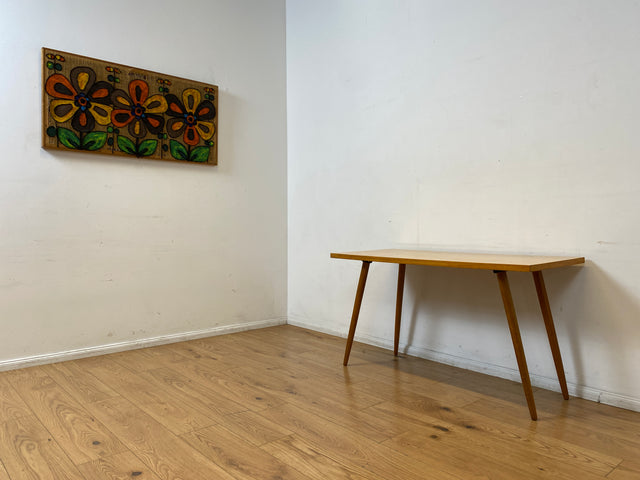 Minimalistischer heller Mid-Century Couchtisch mit Intarsien und zeittypischen konischen Tischfüßen