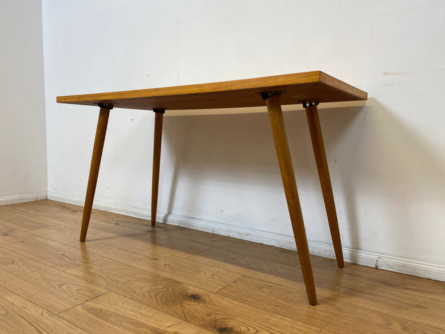 Minimalistischer heller Mid-Century Couchtisch mit Intarsien und zeittypischen konischen Tischfüßen
