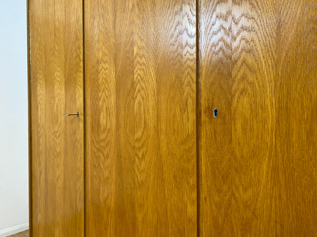 Stilvoller und sehr gut erhaltener heller Mid-Century Kleiderschrank in Eiche