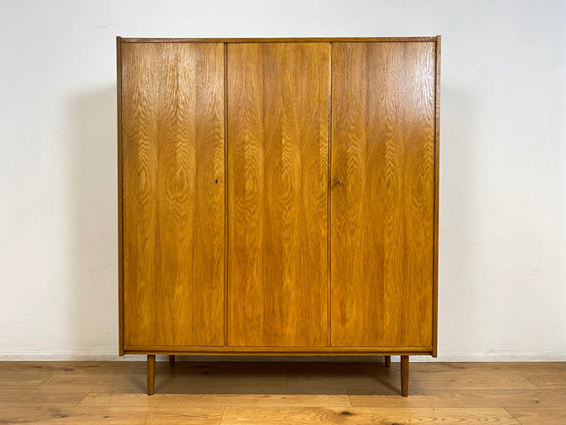 Stilvoller und sehr gut erhaltener heller Mid-Century Kleiderschrank in Eiche
