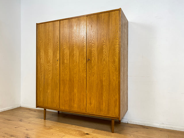 Stilvoller und sehr gut erhaltener heller Mid-Century Kleiderschrank in Eiche