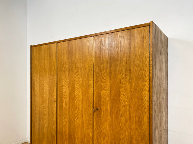 Stilvoller und sehr gut erhaltener heller Mid-Century Kleiderschrank in Eiche