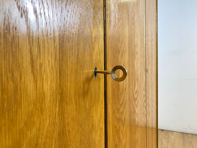 Stilvoller und sehr gut erhaltener heller Mid-Century Kleiderschrank in Eiche
