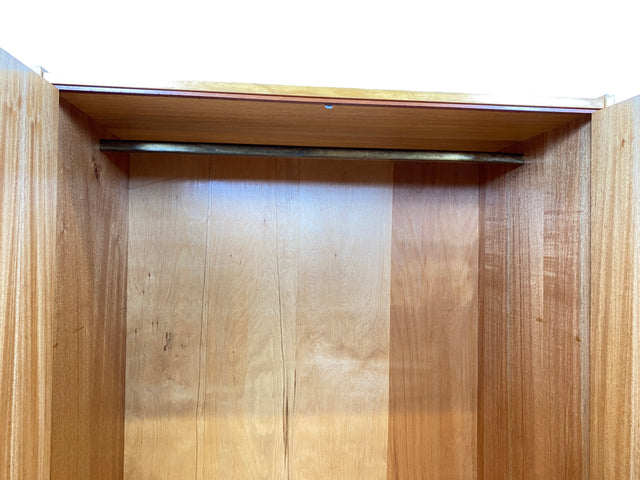 WMK I Stilvoller und sehr gut erhaltener heller Mid-Century Kleiderschrank mit Kleiderstange
