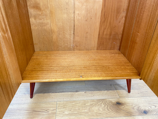 WMK I Stilvoller und sehr gut erhaltener heller Mid-Century Kleiderschrank mit Kleiderstange