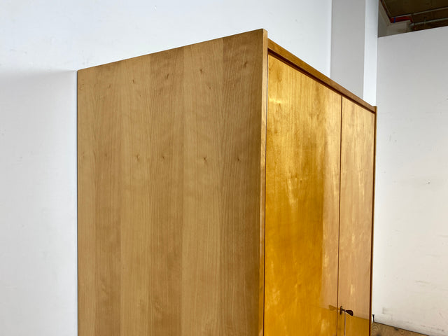 WMK I Stilvoller und sehr gut erhaltener heller Mid-Century Kleiderschrank mit Kleiderstange