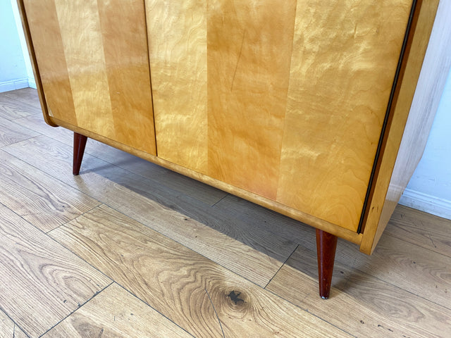 WMK I Stilvoller und sehr gut erhaltener heller Mid-Century Kleiderschrank mit Kleiderstange