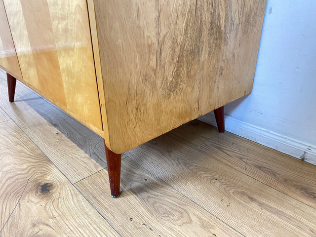 WMK I Stilvoller und sehr gut erhaltener heller Mid-Century Kleiderschrank mit Kleiderstange