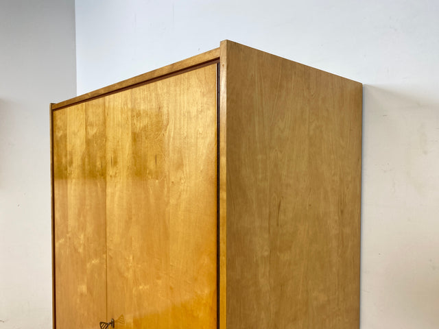 WMK I Stilvoller und sehr gut erhaltener heller Mid-Century Kleiderschrank mit Kleiderstange