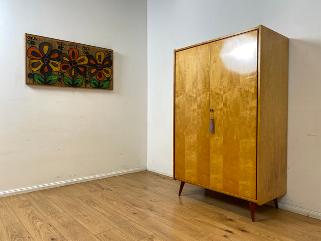 WMK I Stilvoller und sehr gut erhaltener heller Mid-Century Kleiderschrank mit Kleiderstange
