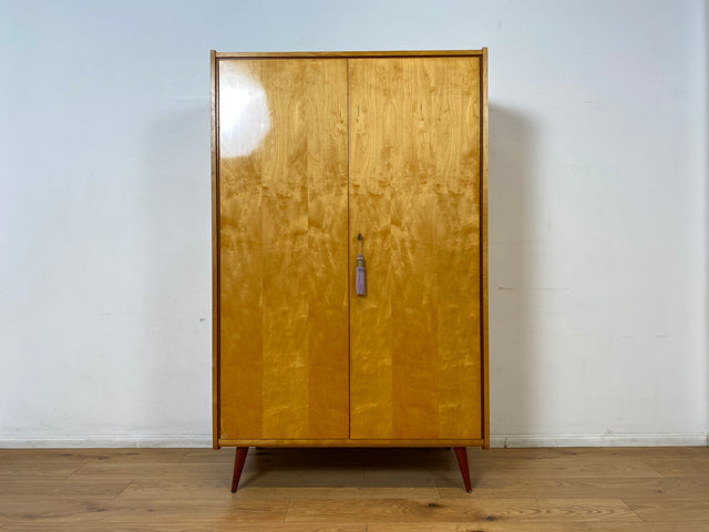 WMK I Stilvoller und sehr gut erhaltener heller Mid-Century Kleiderschrank mit Kleiderstange