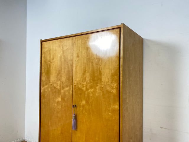 WMK I Stilvoller und sehr gut erhaltener heller Mid-Century Kleiderschrank mit Kleiderstange