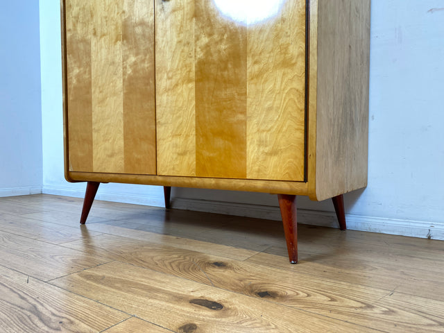 WMK I Stilvoller und sehr gut erhaltener heller Mid-Century Kleiderschrank mit Kleiderstange