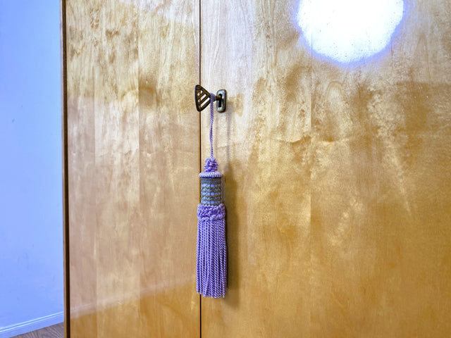 WMK I Stilvoller und sehr gut erhaltener heller Mid-Century Kleiderschrank mit Kleiderstange