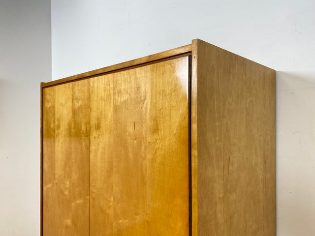 WMK I Stilvoller und sehr gut erhaltener heller Mid-Century Kleiderschrank mit Kleiderstange