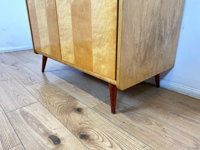 WMK I Stilvoller und sehr gut erhaltener heller Mid-Century Kleiderschrank mit Kleiderstange