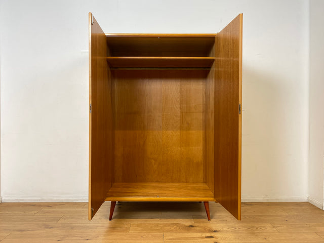 WMK I Stilvoller und sehr gut erhaltener heller Mid-Century Kleiderschrank mit Kleiderstange