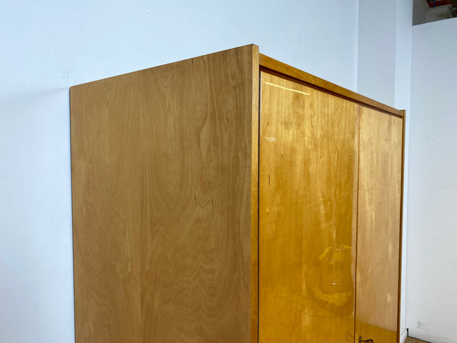 WMK I Stilvoller und sehr gut erhaltener heller Mid-Century Kleiderschrank mit Kleiderstange