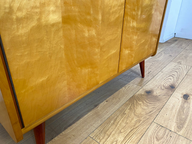 WMK I Stilvoller und sehr gut erhaltener heller Mid-Century Kleiderschrank mit Kleiderstange