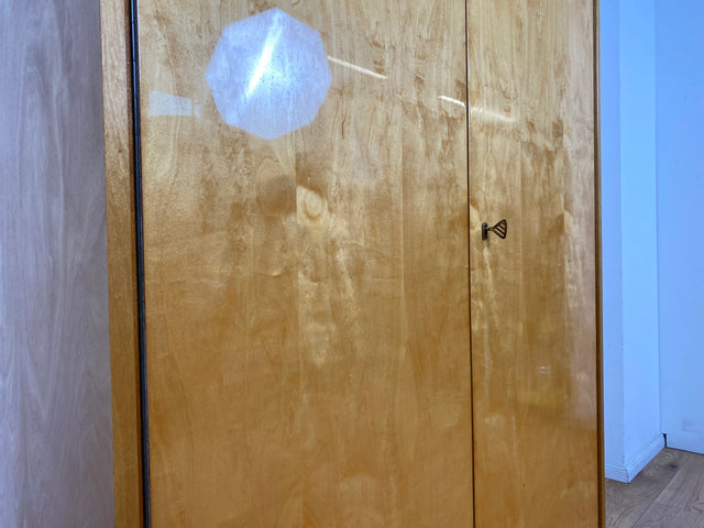 WMK I Stilvoller und sehr gut erhaltener heller Mid-Century Kleiderschrank mit Kleiderstange