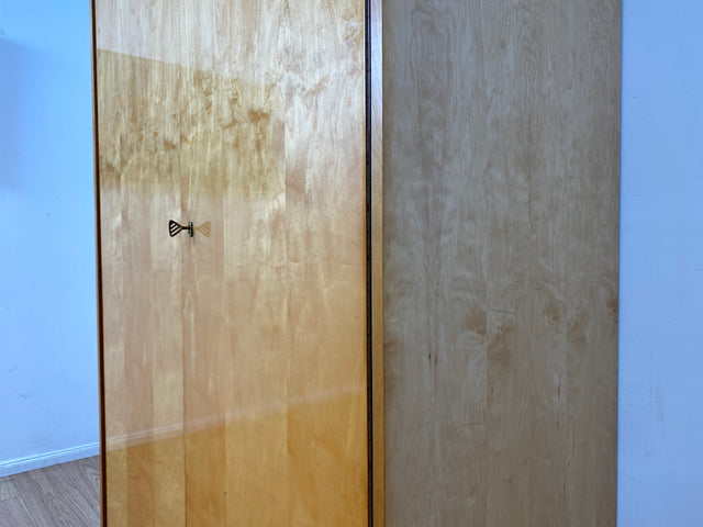 WMK I Stilvoller und sehr gut erhaltener heller Mid-Century Kleiderschrank mit Kleiderstange