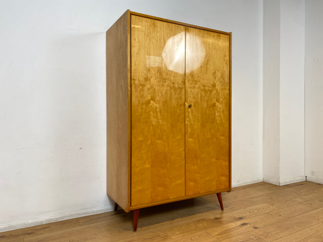 WMK I Stilvoller und sehr gut erhaltener heller Mid-Century Kleiderschrank mit Kleiderstange
