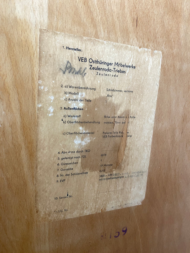 WMK I Stilvoller und sehr gut erhaltener heller Mid-Century Kleiderschrank mit Kleiderstange