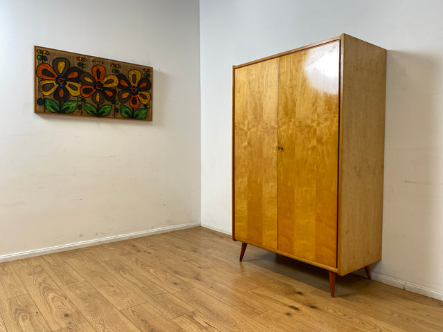 WMK I Stilvoller und sehr gut erhaltener heller Mid-Century Kleiderschrank mit Kleiderstange