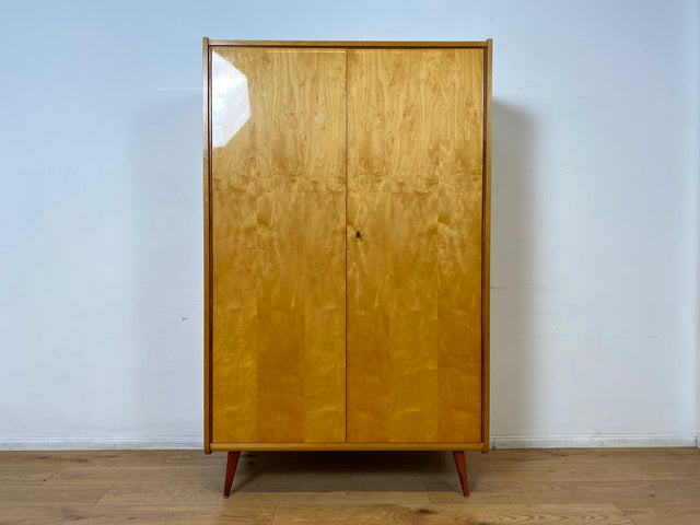 WMK I Stilvoller und sehr gut erhaltener heller Mid-Century Kleiderschrank mit Kleiderstange